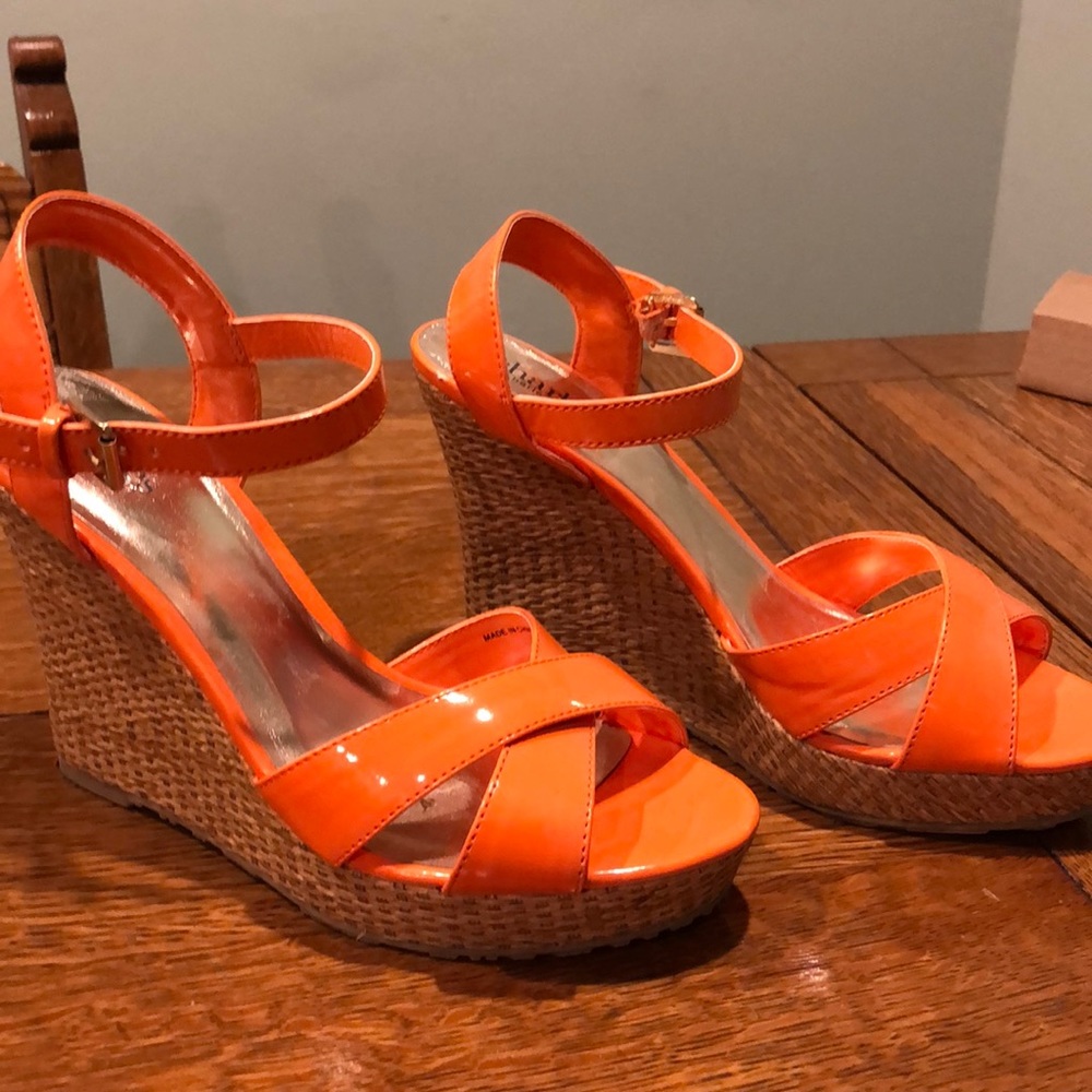 Orange patent wedges